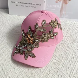 Detailansicht der rosa Baseballkappe mit Goldstickerei und handgefertigten Strasssteinen