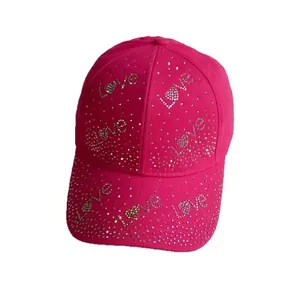 Casquette de baseball rose fuchsia avec lettrage LOVE en strass et motifs étoiles