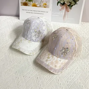 Casquette en dentelle avec jacquard de feuilles, fleurs en cristal et perles sur le bord