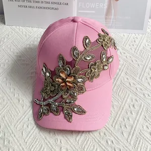 Detailansicht der rosa Baseballkappe mit Blumenstickerei und funkelndem Kristallbesatz