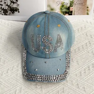 Vue détaillée d'une casquette en denim bleu clair ornée de strass brillants motif USA