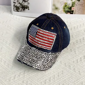 Detailaufnahme der Strass-US-Flagge auf einer blauen Denim-Baseballkappe für Damen