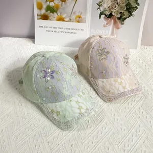 Vue détaillée de casquettes en dentelle avec perles et fleurs en cristal, menthe et rose