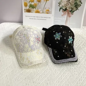 Détails de casquettes en dentelle avec broderies florales et bordures en perles chic