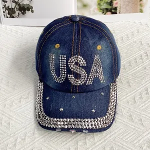 Détails de la casquette en jean bleu foncé avec motifs USA brillants en strass