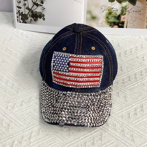Detail der US-Flagge aus Straßsteinen und glitzernden Kristallen auf der Jeans-Kappe