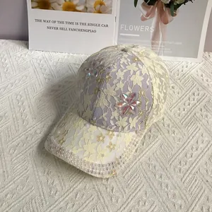 Détail de la casquette en dentelle lavande avec embellissements de perles et strass fleuris