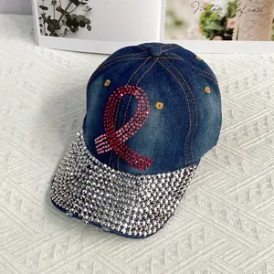 Detail der blauen Denim-Baseballkappe mit rosa Strass-Schleife und Silberkristallen
