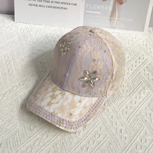 Détails de la casquette en dentelle lavande avec perles élégantes et fleurs en cristal