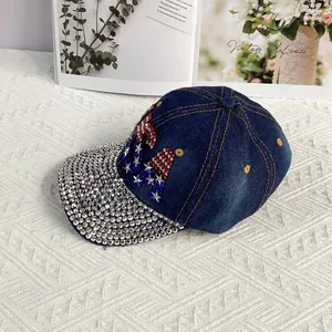 Detailaufnahme der Jeans-Basecap mit Strassbesatz und amerikanischem Flaggen-Sternmotiv