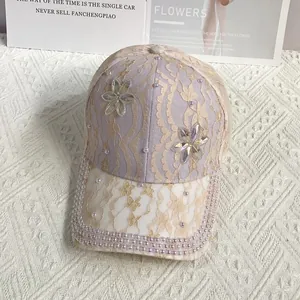 Détail du motif en dentelle avec perles mauves et strass sur la casquette de baseball