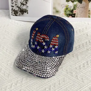 Detail der USA-Strasssteine auf blauer Denim-Kappe mit funkelnder Kristall-verzierter Krempe