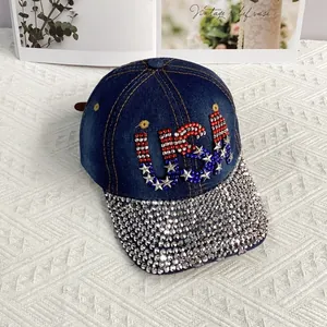 Detail von USA-Strasssteinen und funkelnden Kristallen auf dem Rand der Denim-Baseballkappe