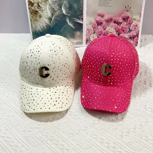 Berretto da baseball di lusso con strass e fibbia a C dorata in beige e rosa acceso