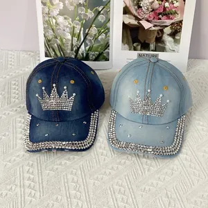 Détails des motifs de couronne en strass brillants sur casquettes en denim