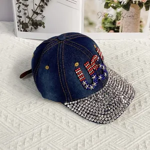 Detailansicht der Denim-Baseballkappe mit Strass-USA-Schriftzug und Sternenmuster