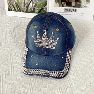 Vue détaillée d'une casquette en denim bleu avec couronne de strass et bord clouté