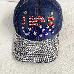 Detail der USA-Strassbeschriftung und Sternnieten auf blauer Denim-Baseballkappe
