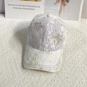 Détails de broderie de fleurs en dentelle et de perles sur une casquette respirante