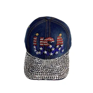 Denim-Baseballkappe mit Strass-USA-Flaggen-Design und besetzter Krempe auf weißem Grund