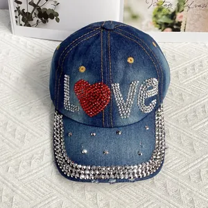 Vue détaillée de la casquette en jean avec motif LOVE en strass et cœur brillant