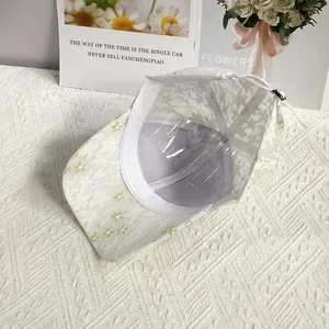 Détail d'une casquette de baseball en dentelle blanche avec broderie florale