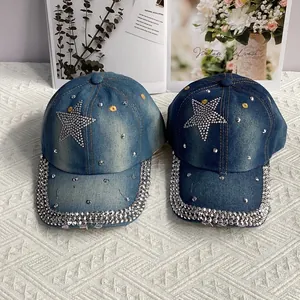 Détail de casquettes en jean bleu clair et foncé avec étoile en strass et bordure décorée