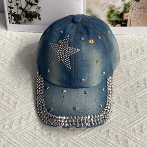 Détail du motif étoile en strass étincelants et clous métalliques sur casquette en jean