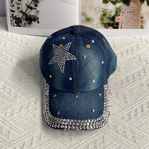 Détail de l'étoile en strass et visière ornée sur casquette de baseball en denim délavé
