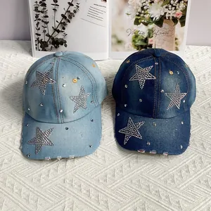Détails des motifs d'étoiles en strass et bords usés sur les casquettes en jean