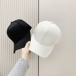 Detalle de la textura jacquard y tela sedosa en gorras de béisbol blancas y negras