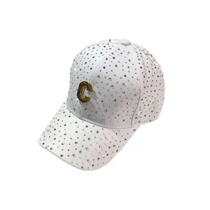 Berretto da baseball bianco con strass scintillanti e logo C in metallo dorato su bianco
