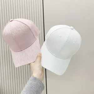 Detalle de gorras de béisbol rosa y blanca con textura de tejido jacquard en 3D