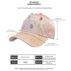 Dettaglio cappellino rosa in cotone jacquard con farfalla di strass e perline