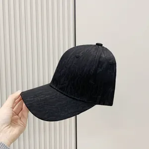 Detalle de gorra de béisbol negra con textura jacquard y diseño de patrón sutil