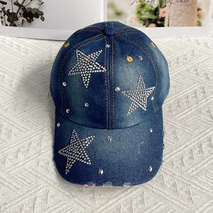 Détail de la casquette en jean vieilli avec étoiles en strass et rivets métalliques