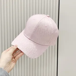 Primer plano de una gorra de béisbol rosa de jacquard con elegante tejido texturizado