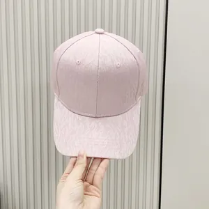 Detalle de la textura de tela jacquard rosa en una gorra de béisbol de seis paneles