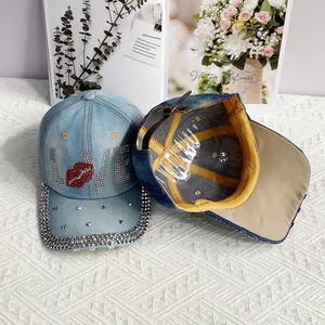 Détail de la casquette en jean avec motif love en strass et sangle en cuir