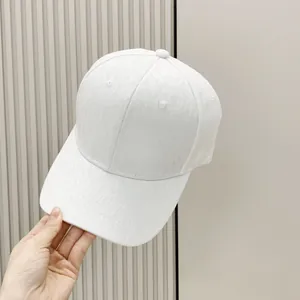 Gorra de béisbol de jacquard blanco con patrón texturizado en una toma de estilo de vida