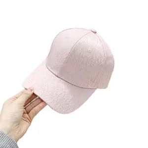 Gorra de béisbol de jacquard de seda rosa con elegante textura floral femenina