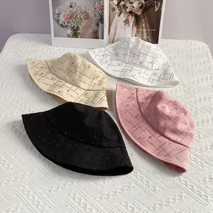 Flacher Fischerhut mit Strasssteinen in Schwarz, Rosa, Beige und Weiß