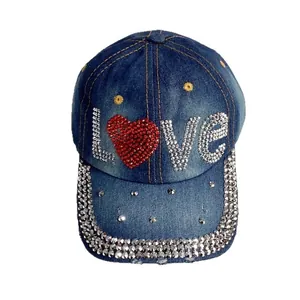 Casquette de baseball en jean avec motif LOVE en strass et bordure à rivets brillants