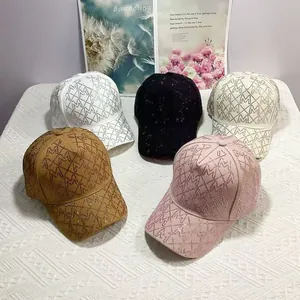 Detail von gesteppten Baseballkappen mit M-Buchstaben aus Strass in fünf trendigen Farben