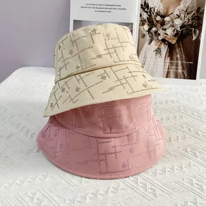 Flacher Fischerhut mit Strasssteinen in Beige und Rosa für optimalen Sonnenschutz