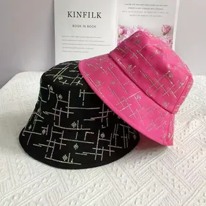 Fischerhut mit silbernen Strasssteinen in Schwarz und Pink für optimalen Sonnenschutz