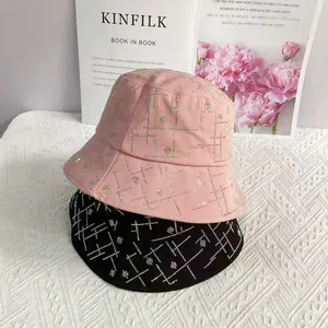 Detailansicht der Fischerhüte in Rosa und Schwarz mit Strassgittermuster auf Baumwollstoff