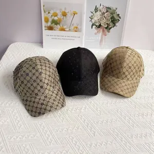 Collezione di tre cappellini da baseball jacquard monogrammati in grigio, nero e marrone