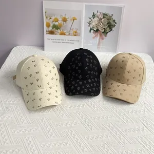 Détails des motifs en strass d'étoiles et lettres sur casquettes crème noire et kaki