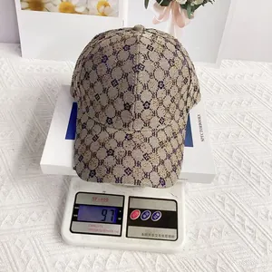Dettaglio cappello baseball HR monogramma che mostra il peso di 97g sulla bilancia
